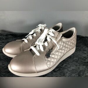 Like new Munro women’s gold quilted leather zip up sneakers 10M